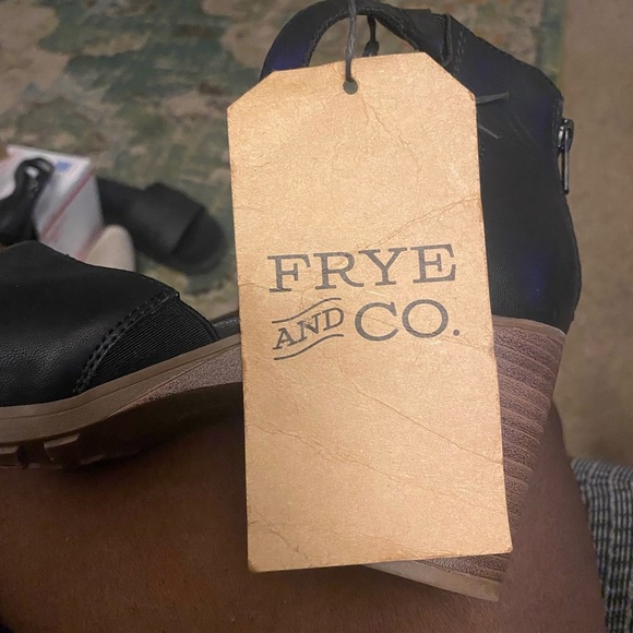 FRYE AND CO. Black Strappy Sandals 11 - Picture 7 of 7